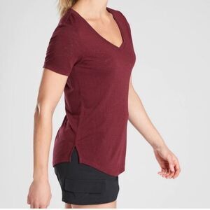 Athleta V-Neck Athletic Breezy Scoop T-Shirt in Burgandy Small